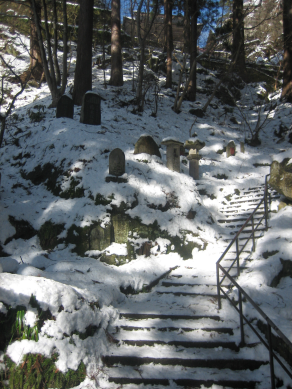 La montée vers le sommet du temple montagne à Yamadera.